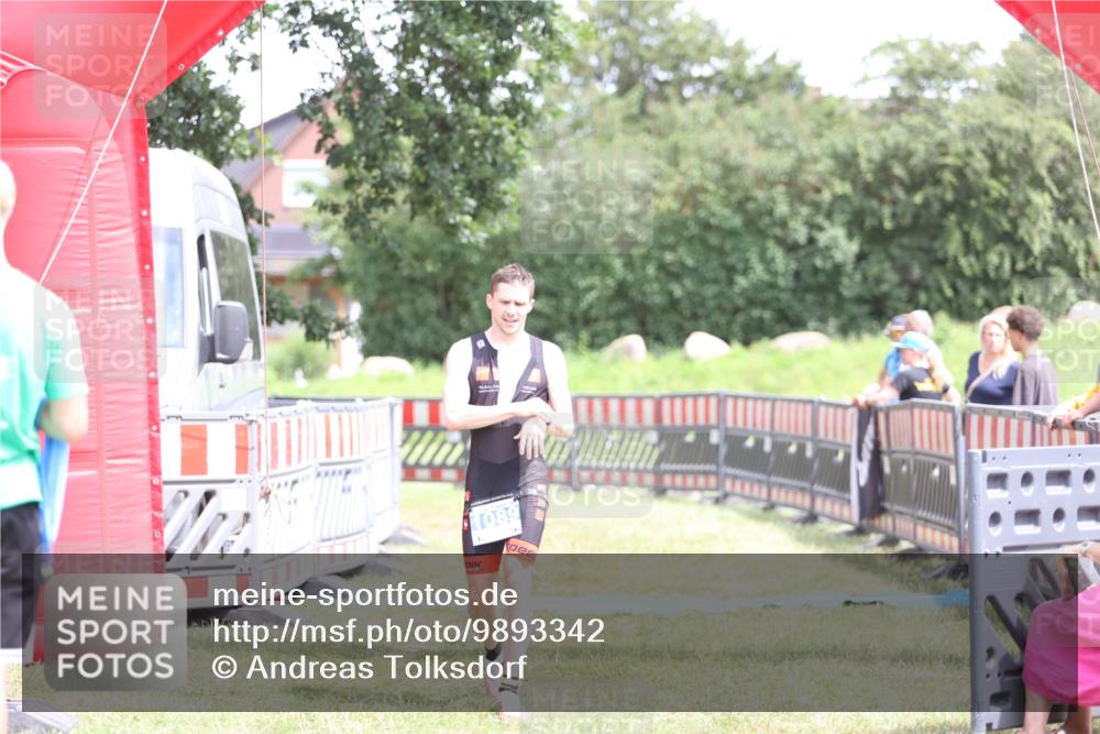21.06.2026 - 29. Vierlanden-Triathlon Andreas Tolksdorf http://msf.ph/oto/9893342 21.06.2026 14:04:50 Ziel 1089, 1089 meine-sportfotos.de