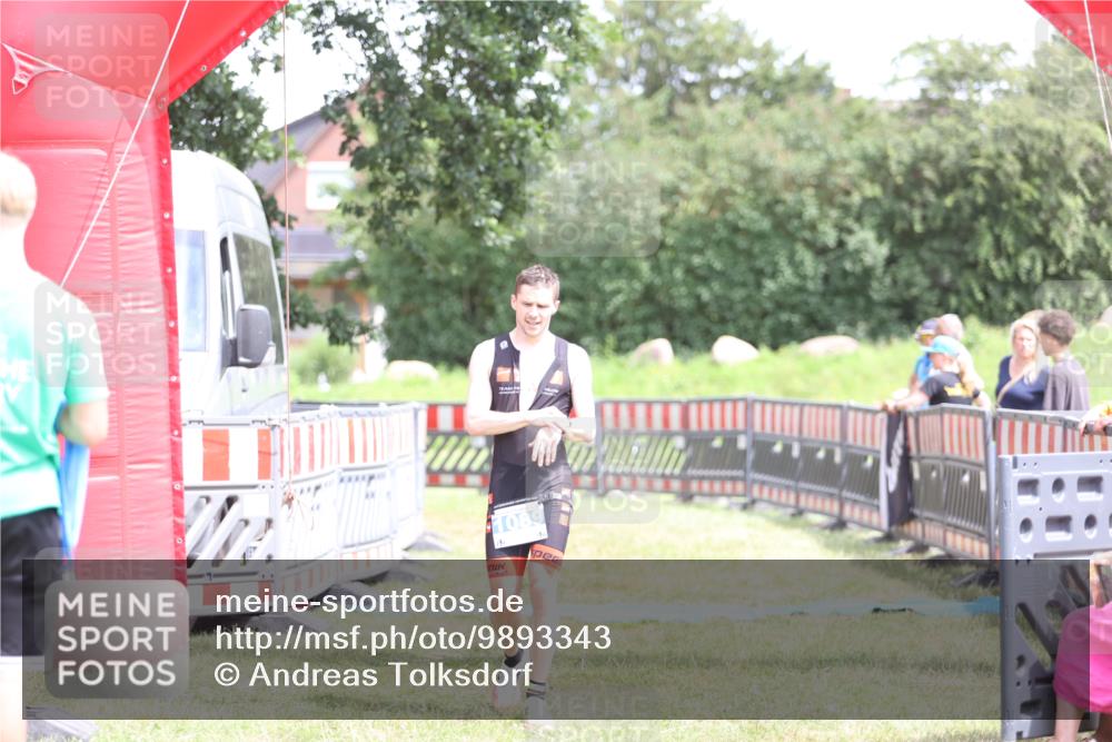21.06.2026 - 29. Vierlanden-Triathlon Andreas Tolksdorf http://msf.ph/oto/9893343 21.06.2026 14:04:50 Ziel 1089, 1089 meine-sportfotos.de