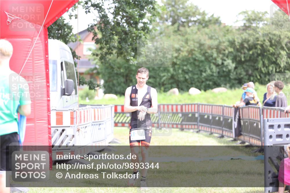 21.06.2026 - 29. Vierlanden-Triathlon Andreas Tolksdorf http://msf.ph/oto/9893344 21.06.2026 14:04:50 Ziel 1089, 1089 meine-sportfotos.de