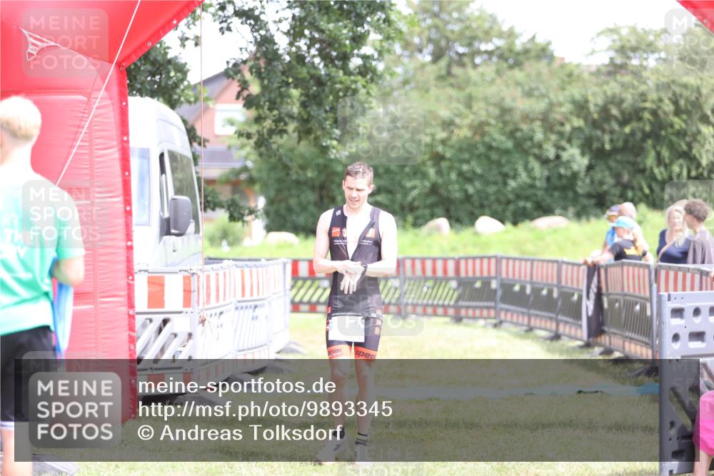 21.06.2026 - 29. Vierlanden-Triathlon Andreas Tolksdorf http://msf.ph/oto/9893345 21.06.2026 14:04:50 Ziel 1089, 1089 meine-sportfotos.de