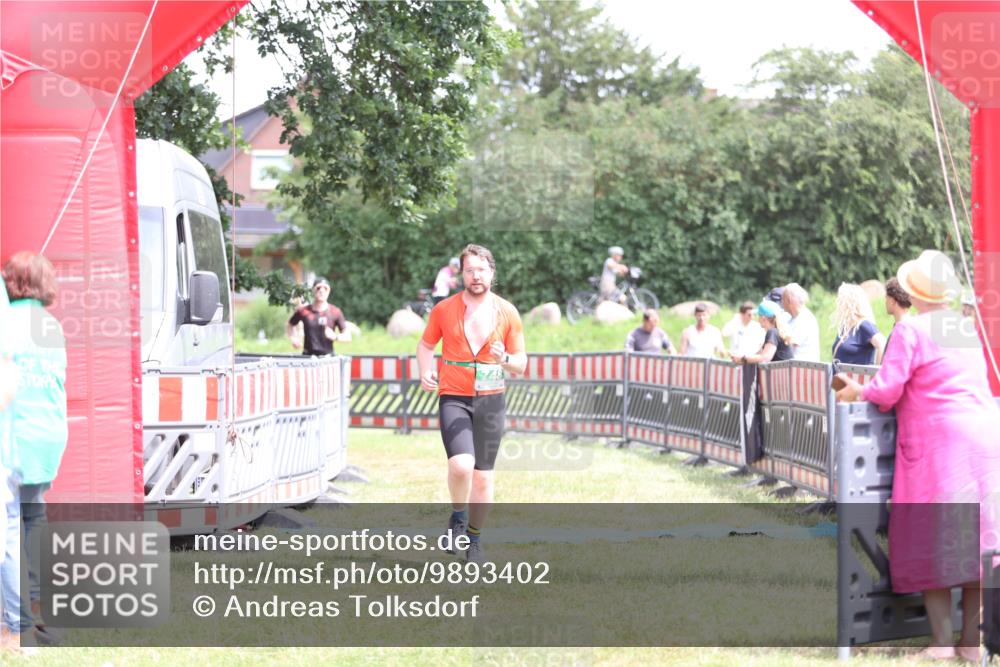 21.06.2026 - 29. Vierlanden-Triathlon Andreas Tolksdorf http://msf.ph/oto/9893402 21.06.2026 14:06:34 Ziel 748, 1073, 748, 1073 meine-sportfotos.de