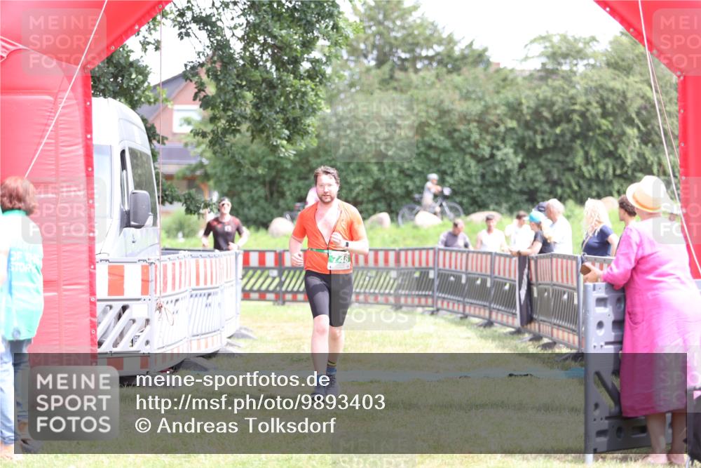 21.06.2026 - 29. Vierlanden-Triathlon Andreas Tolksdorf http://msf.ph/oto/9893403 21.06.2026 14:06:34 Ziel 748, 1073, 748, 1073 meine-sportfotos.de