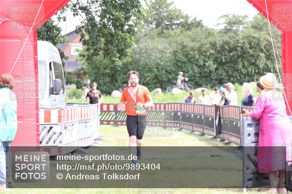 21.06.2026 - 29. Vierlanden-Triathlon Andreas Tolksdorf http://msf.ph/oto/9893404 21.06.2026 14:06:34 Ziel 748, 1073, 748, 1073 meine-sportfotos.de