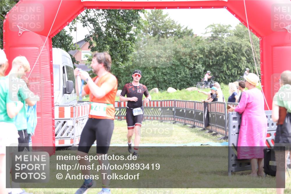 21.06.2026 - 29. Vierlanden-Triathlon Andreas Tolksdorf http://msf.ph/oto/9893419 21.06.2026 14:06:38 Ziel 180, 748, 1073, 180, 748, 1073 meine-sportfotos.de
