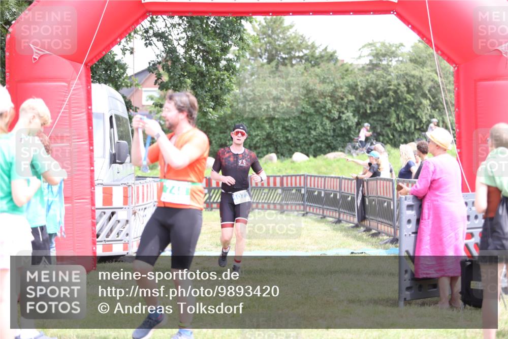 21.06.2026 - 29. Vierlanden-Triathlon Andreas Tolksdorf http://msf.ph/oto/9893420 21.06.2026 14:06:39 Ziel 180, 748, 1073, 180, 748, 1073 meine-sportfotos.de