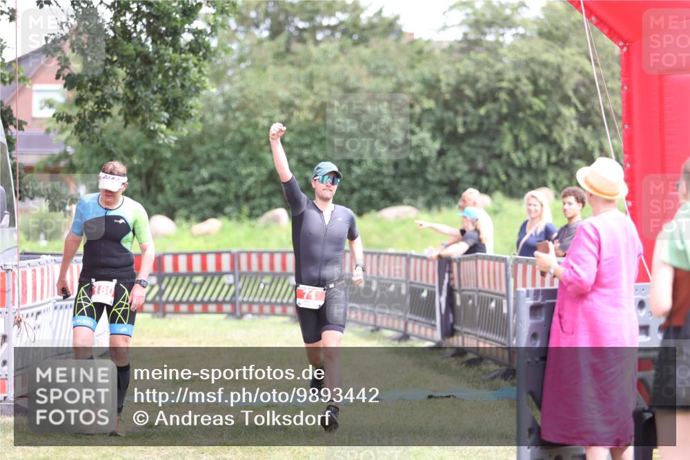 21.06.2026 - 29. Vierlanden-Triathlon Andreas Tolksdorf http://msf.ph/oto/9893442 21.06.2026 14:06:55 Ziel 71, 1057, 71, 1057 meine-sportfotos.de