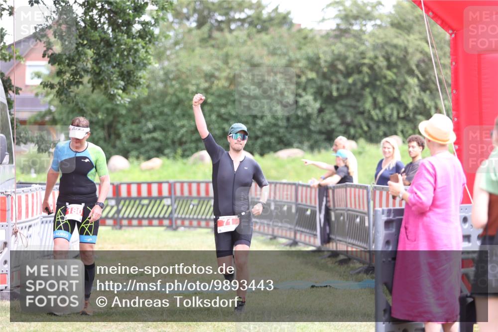 21.06.2026 - 29. Vierlanden-Triathlon Andreas Tolksdorf http://msf.ph/oto/9893443 21.06.2026 14:06:55 Ziel 71, 1057, 71, 1057 meine-sportfotos.de