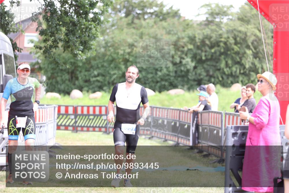 21.06.2026 - 29. Vierlanden-Triathlon Andreas Tolksdorf http://msf.ph/oto/9893445 21.06.2026 14:07:04 Ziel 1057, 1057 meine-sportfotos.de