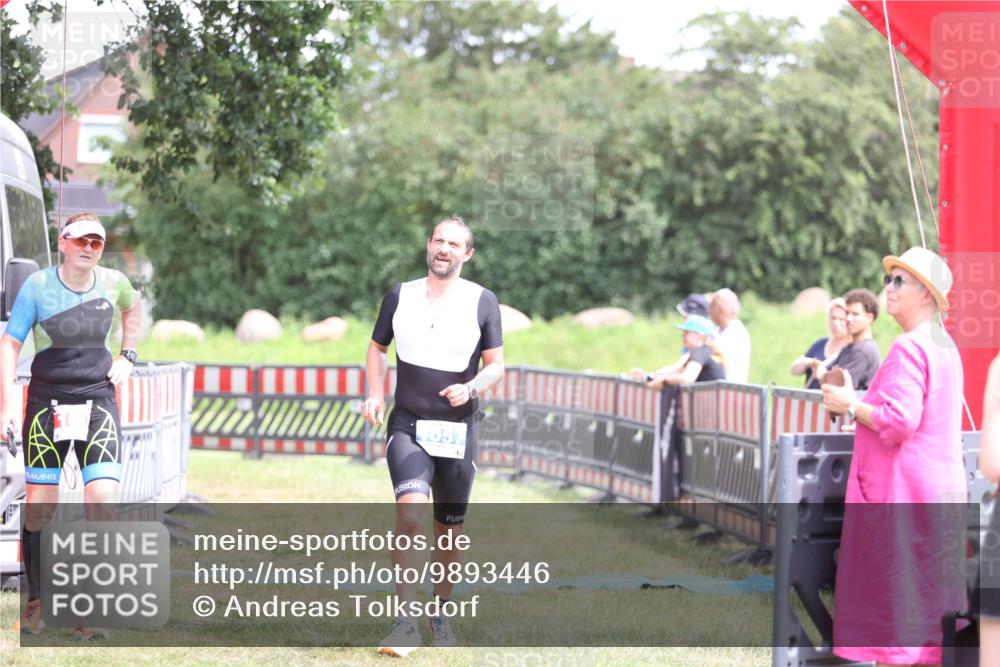 21.06.2026 - 29. Vierlanden-Triathlon Andreas Tolksdorf http://msf.ph/oto/9893446 21.06.2026 14:07:04 Ziel 1057, 1057 meine-sportfotos.de