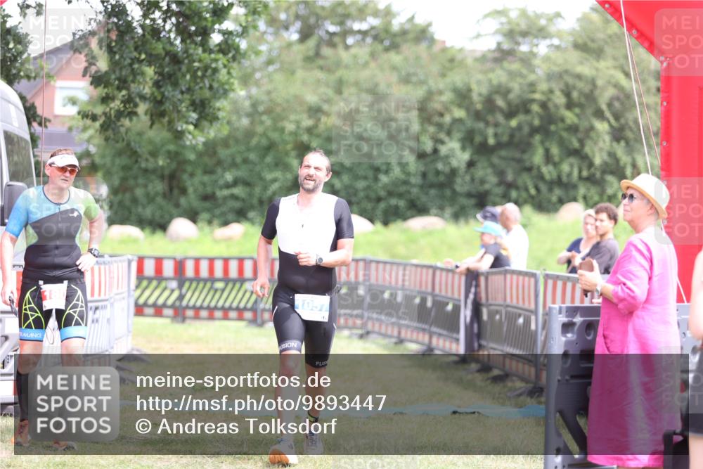 21.06.2026 - 29. Vierlanden-Triathlon Andreas Tolksdorf http://msf.ph/oto/9893447 21.06.2026 14:07:04 Ziel 1057, 1057 meine-sportfotos.de