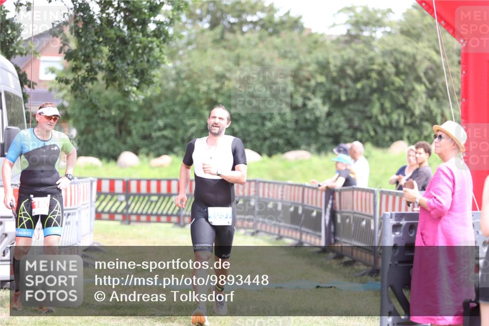 21.06.2026 - 29. Vierlanden-Triathlon Andreas Tolksdorf http://msf.ph/oto/9893448 21.06.2026 14:07:04 Ziel 1057, 1057 meine-sportfotos.de