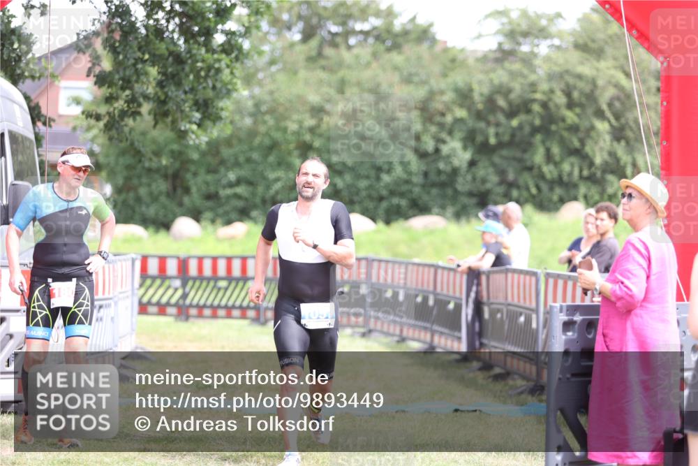 21.06.2026 - 29. Vierlanden-Triathlon Andreas Tolksdorf http://msf.ph/oto/9893449 21.06.2026 14:07:04 Ziel 1057, 1057 meine-sportfotos.de