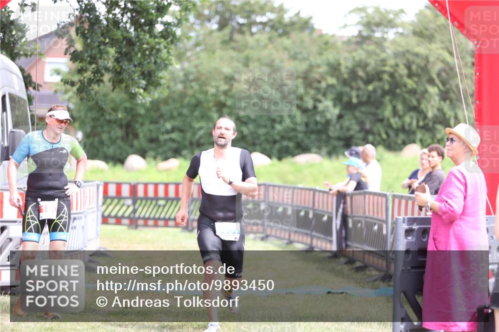 21.06.2026 - 29. Vierlanden-Triathlon Andreas Tolksdorf http://msf.ph/oto/9893450 21.06.2026 14:07:04 Ziel 1057, 1057 meine-sportfotos.de