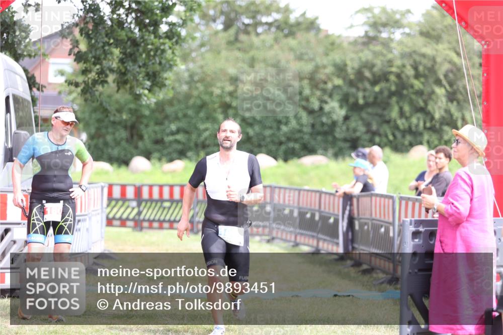 21.06.2026 - 29. Vierlanden-Triathlon Andreas Tolksdorf http://msf.ph/oto/9893451 21.06.2026 14:07:04 Ziel 1057, 1057 meine-sportfotos.de