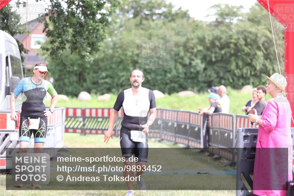 21.06.2026 - 29. Vierlanden-Triathlon Andreas Tolksdorf http://msf.ph/oto/9893452 21.06.2026 14:07:04 Ziel 1057, 1057 meine-sportfotos.de