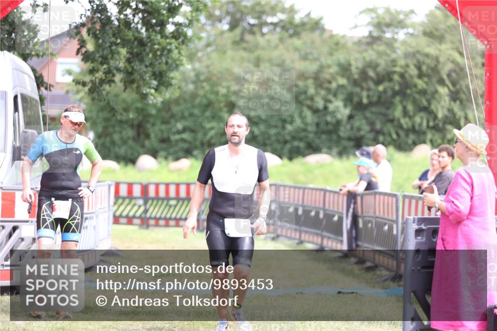 21.06.2026 - 29. Vierlanden-Triathlon Andreas Tolksdorf http://msf.ph/oto/9893453 21.06.2026 14:07:04 Ziel 1057, 1057 meine-sportfotos.de