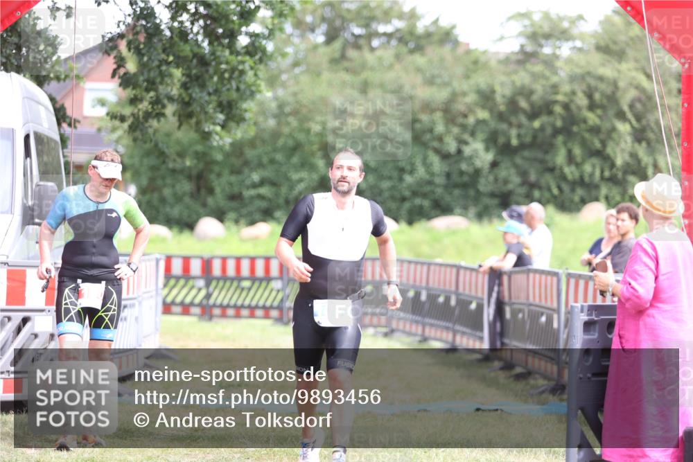 21.06.2026 - 29. Vierlanden-Triathlon Andreas Tolksdorf http://msf.ph/oto/9893456 21.06.2026 14:07:04 Ziel 1057, 1057 meine-sportfotos.de