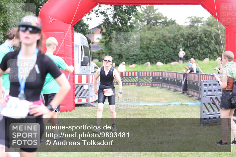 21.06.2026 - 29. Vierlanden-Triathlon Andreas Tolksdorf http://msf.ph/oto/9893481 21.06.2026 14:09:27 Ziel 243, 243 meine-sportfotos.de