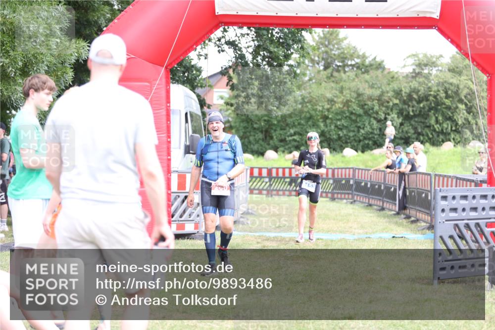 21.06.2026 - 29. Vierlanden-Triathlon Andreas Tolksdorf http://msf.ph/oto/9893486 21.06.2026 14:11:29 Ziel 200, 1153, 200, 1153 meine-sportfotos.de