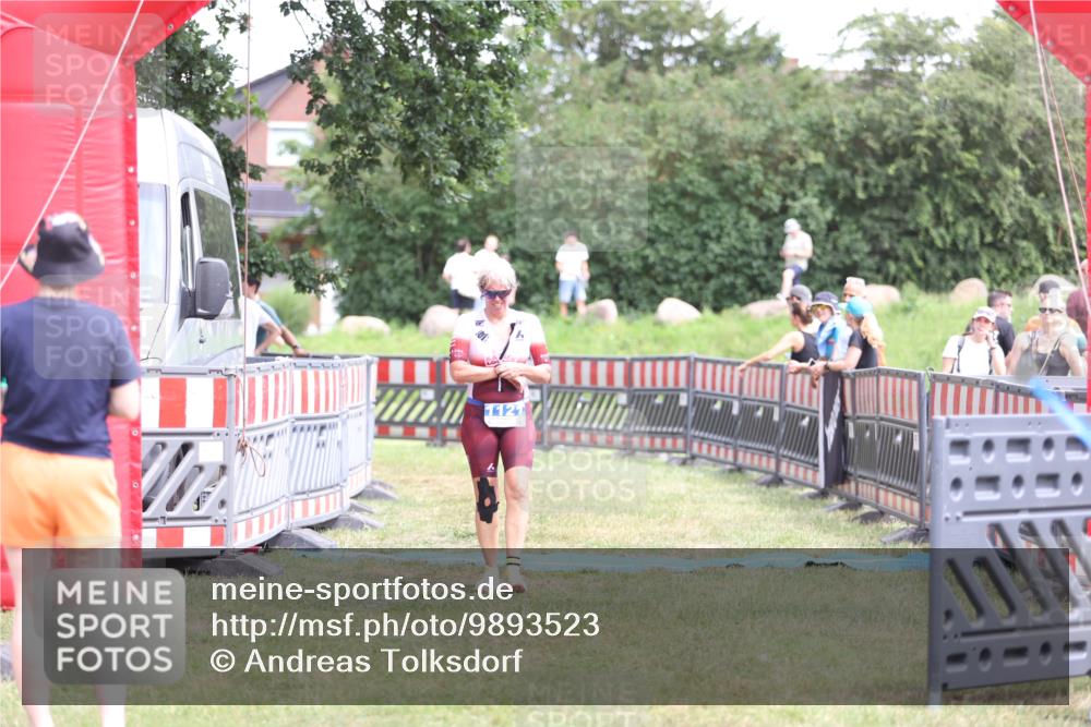 21.06.2026 - 29. Vierlanden-Triathlon Andreas Tolksdorf http://msf.ph/oto/9893523 21.06.2026 14:11:55 Ziel 48, 1116, 1121, 48, 1116, 1121 meine-sportfotos.de