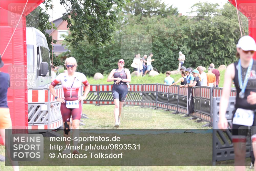21.06.2026 - 29. Vierlanden-Triathlon Andreas Tolksdorf http://msf.ph/oto/9893531 21.06.2026 14:11:59 Ziel 48, 1116, 1121, 48, 1116, 1121 meine-sportfotos.de