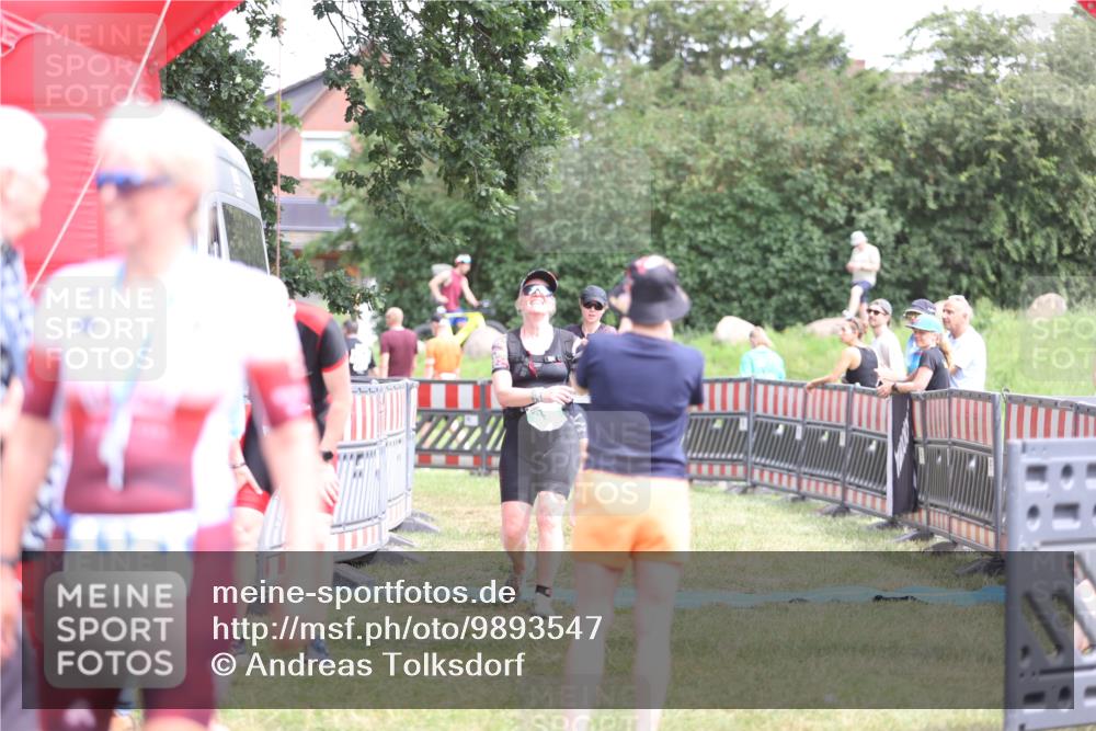 21.06.2026 - 29. Vierlanden-Triathlon Andreas Tolksdorf http://msf.ph/oto/9893547 21.06.2026 14:12:10 Ziel 48, 1083, 48, 1083 meine-sportfotos.de