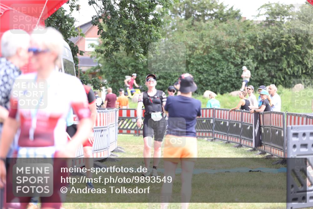 21.06.2026 - 29. Vierlanden-Triathlon Andreas Tolksdorf http://msf.ph/oto/9893549 21.06.2026 14:12:10 Ziel 48, 1083, 48, 1083 meine-sportfotos.de