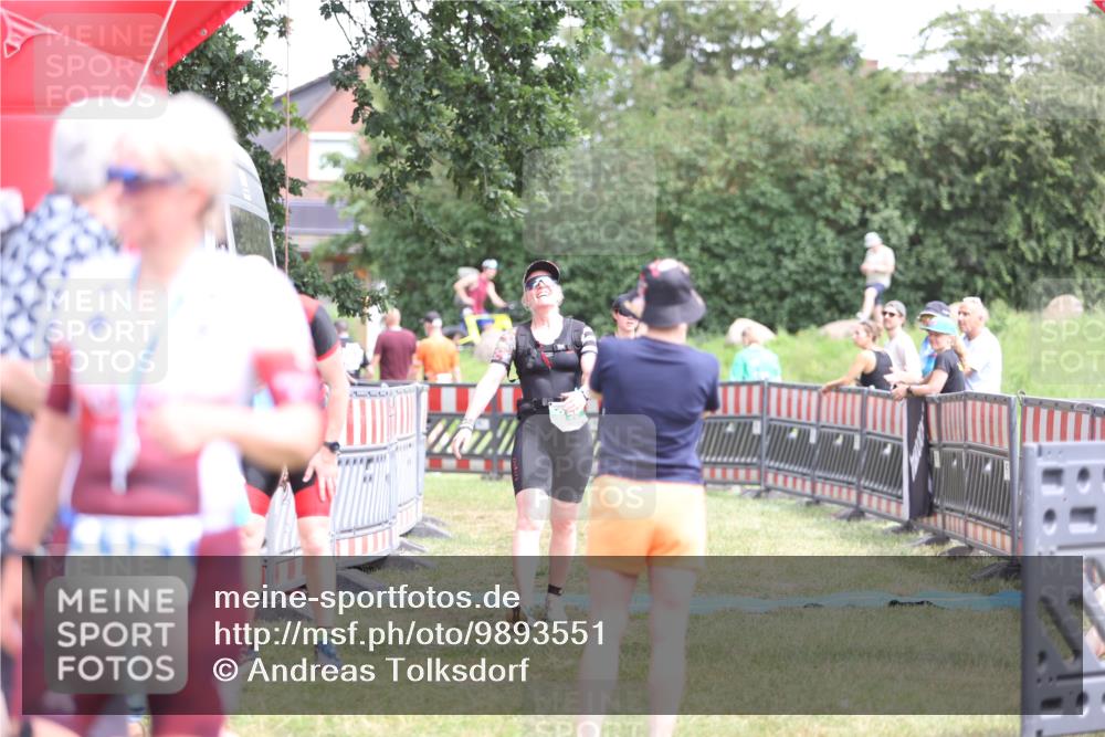 21.06.2026 - 29. Vierlanden-Triathlon Andreas Tolksdorf http://msf.ph/oto/9893551 21.06.2026 14:12:11 Ziel 48, 1083, 48, 1083 meine-sportfotos.de