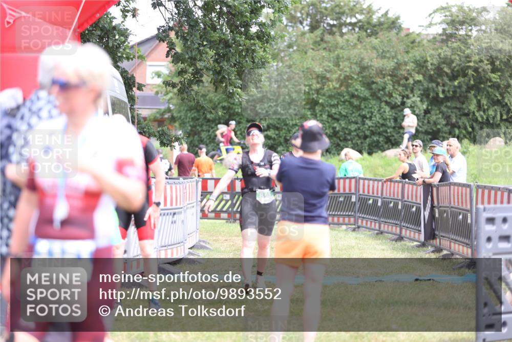 21.06.2026 - 29. Vierlanden-Triathlon Andreas Tolksdorf http://msf.ph/oto/9893552 21.06.2026 14:12:11 Ziel 48, 1083, 48, 1083 meine-sportfotos.de