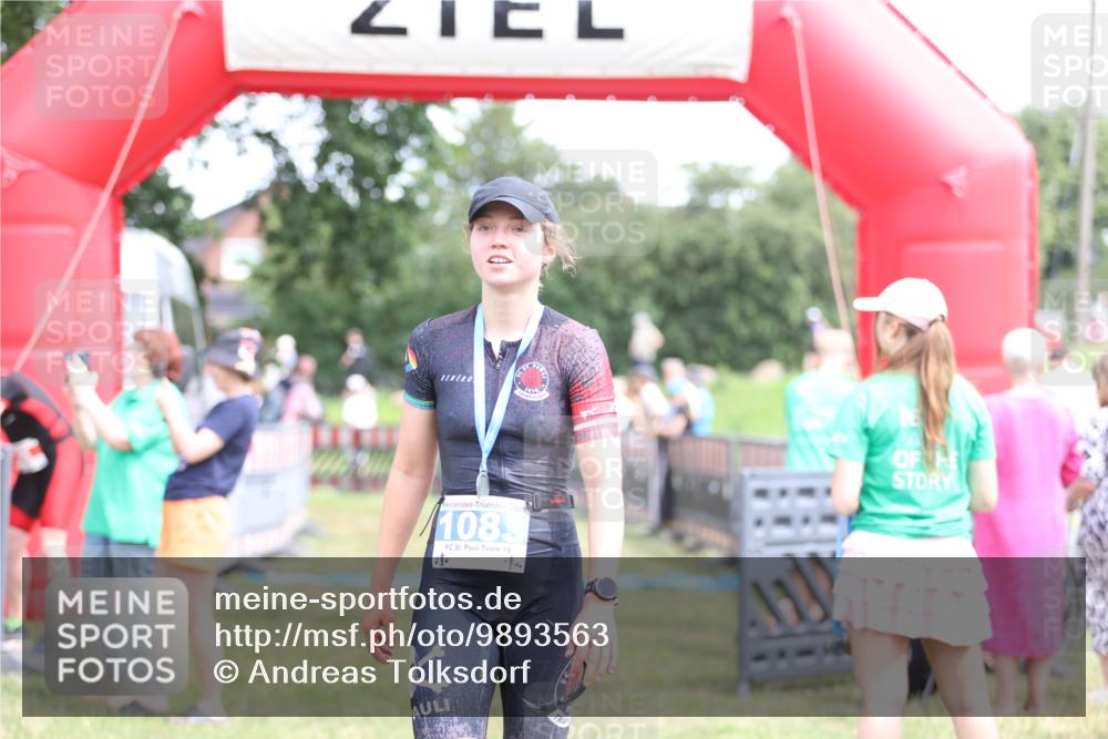 21.06.2026 - 29. Vierlanden-Triathlon Andreas Tolksdorf http://msf.ph/oto/9893563 21.06.2026 14:12:36 Ziel 1127, 1127 meine-sportfotos.de