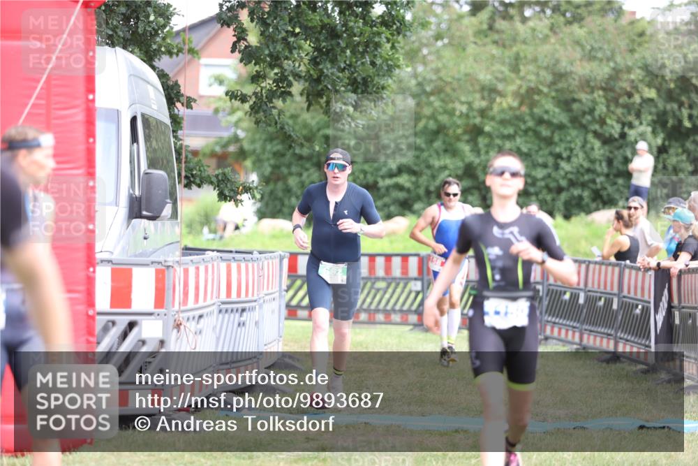 21.06.2026 - 29. Vierlanden-Triathlon Andreas Tolksdorf http://msf.ph/oto/9893687 21.06.2026 14:15:26 Ziel 158, 662, 1150, 158, 662, 1150 meine-sportfotos.de