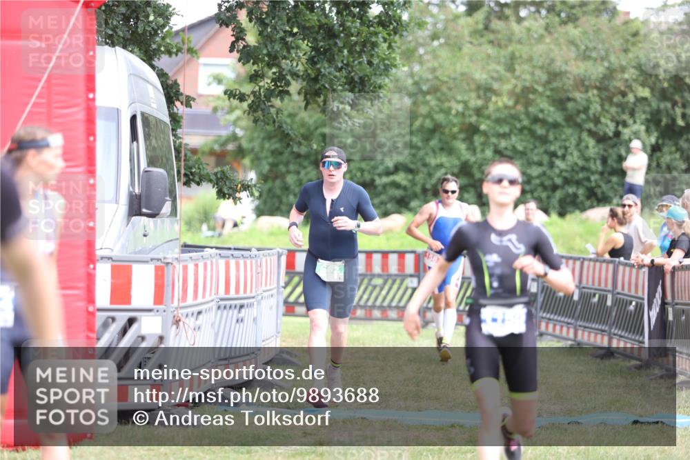 21.06.2026 - 29. Vierlanden-Triathlon Andreas Tolksdorf http://msf.ph/oto/9893688 21.06.2026 14:15:26 Ziel 158, 662, 1150, 158, 662, 1150 meine-sportfotos.de
