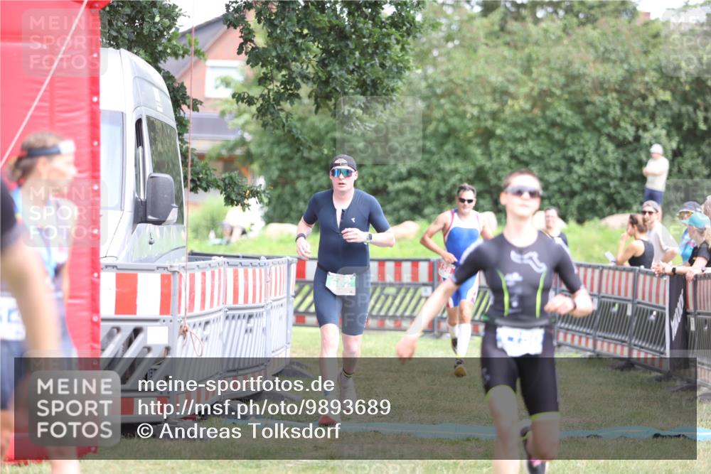 21.06.2026 - 29. Vierlanden-Triathlon Andreas Tolksdorf http://msf.ph/oto/9893689 21.06.2026 14:15:26 Ziel 158, 662, 1150, 158, 662, 1150 meine-sportfotos.de