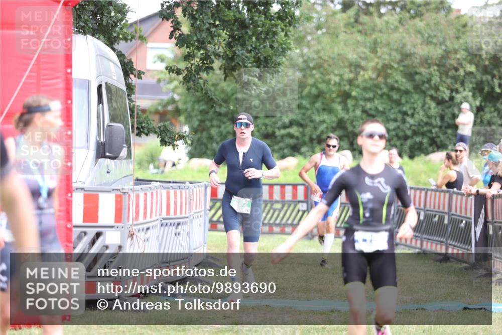 21.06.2026 - 29. Vierlanden-Triathlon Andreas Tolksdorf http://msf.ph/oto/9893690 21.06.2026 14:15:26 Ziel 158, 662, 1150, 158, 662, 1150 meine-sportfotos.de