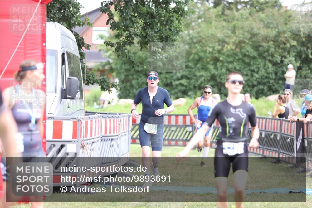 21.06.2026 - 29. Vierlanden-Triathlon Andreas Tolksdorf http://msf.ph/oto/9893691 21.06.2026 14:15:26 Ziel 158, 662, 1150, 158, 662, 1150 meine-sportfotos.de