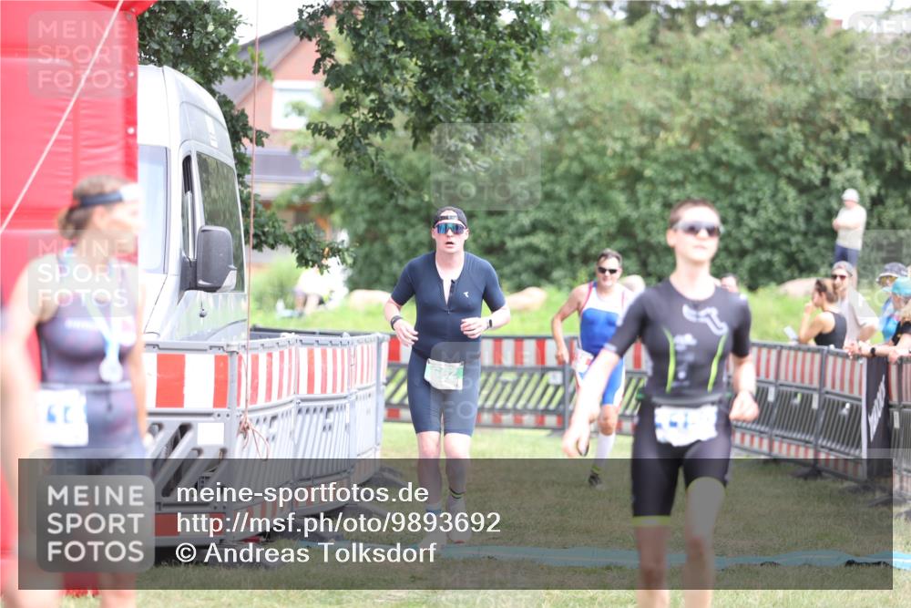 21.06.2026 - 29. Vierlanden-Triathlon Andreas Tolksdorf http://msf.ph/oto/9893692 21.06.2026 14:15:26 Ziel 158, 662, 1150, 158, 662, 1150 meine-sportfotos.de