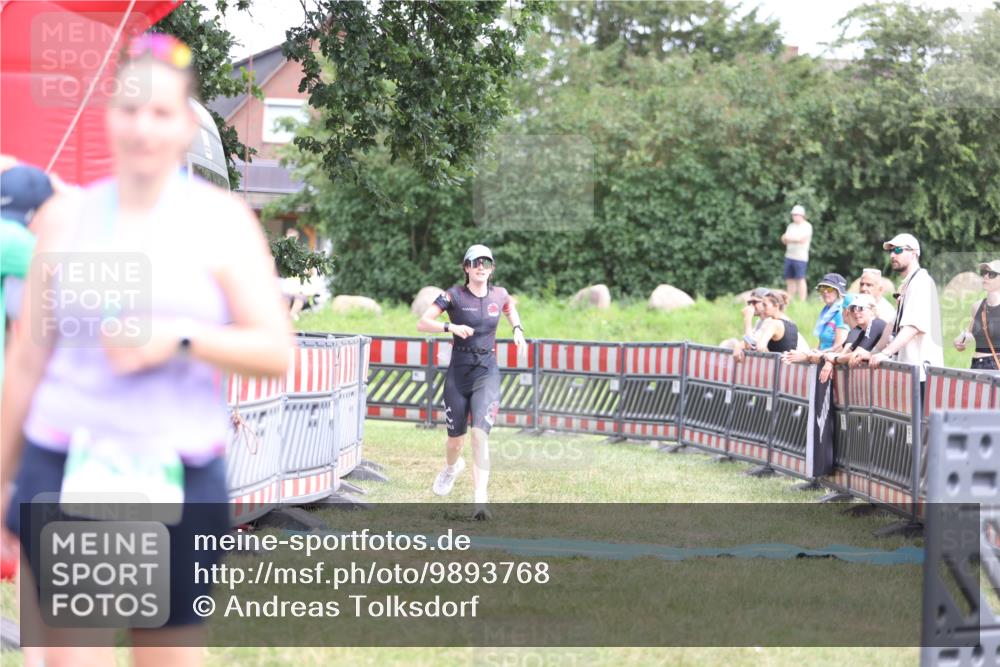 21.06.2026 - 29. Vierlanden-Triathlon Andreas Tolksdorf http://msf.ph/oto/9893768 21.06.2026 14:16:48 Ziel 1111, 1111 meine-sportfotos.de