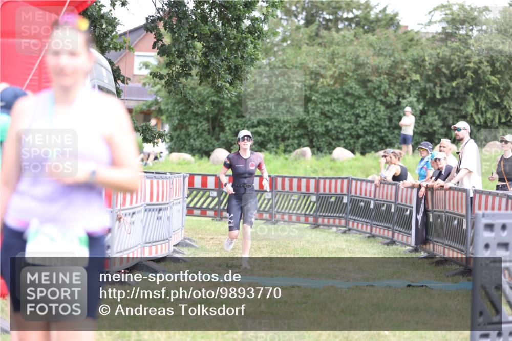 21.06.2026 - 29. Vierlanden-Triathlon Andreas Tolksdorf http://msf.ph/oto/9893770 21.06.2026 14:16:48 Ziel 1111, 1111 meine-sportfotos.de