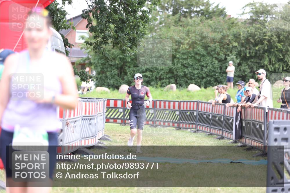 21.06.2026 - 29. Vierlanden-Triathlon Andreas Tolksdorf http://msf.ph/oto/9893771 21.06.2026 14:16:48 Ziel 1111, 1111 meine-sportfotos.de
