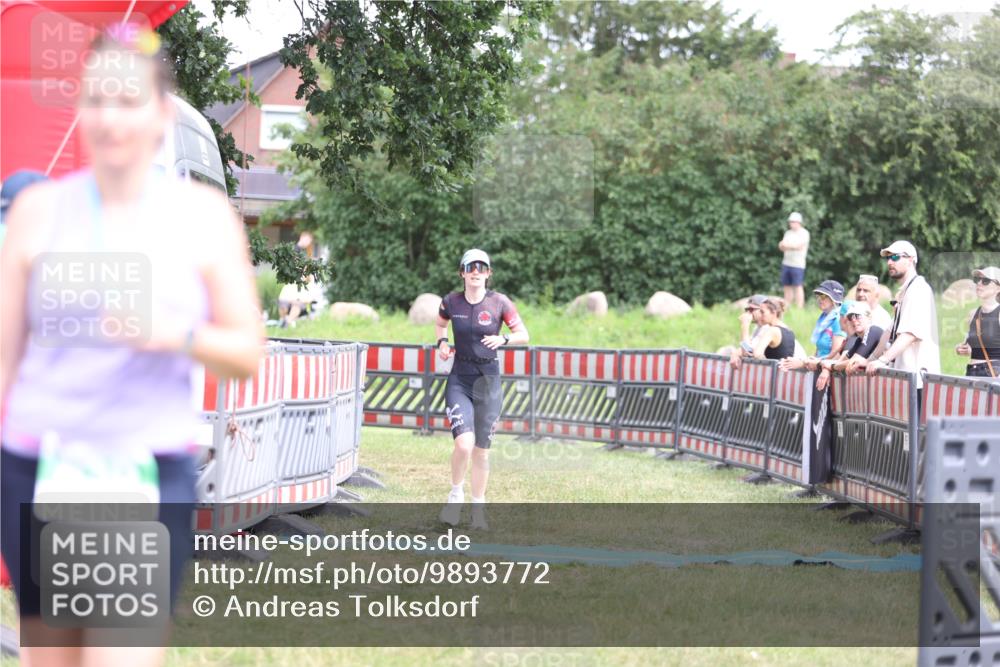 21.06.2026 - 29. Vierlanden-Triathlon Andreas Tolksdorf http://msf.ph/oto/9893772 21.06.2026 14:16:48 Ziel 1111, 1111 meine-sportfotos.de
