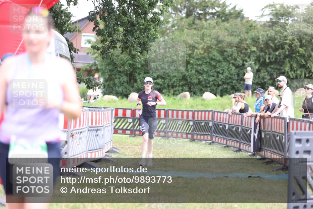 21.06.2026 - 29. Vierlanden-Triathlon Andreas Tolksdorf http://msf.ph/oto/9893773 21.06.2026 14:16:48 Ziel 1111, 1111 meine-sportfotos.de