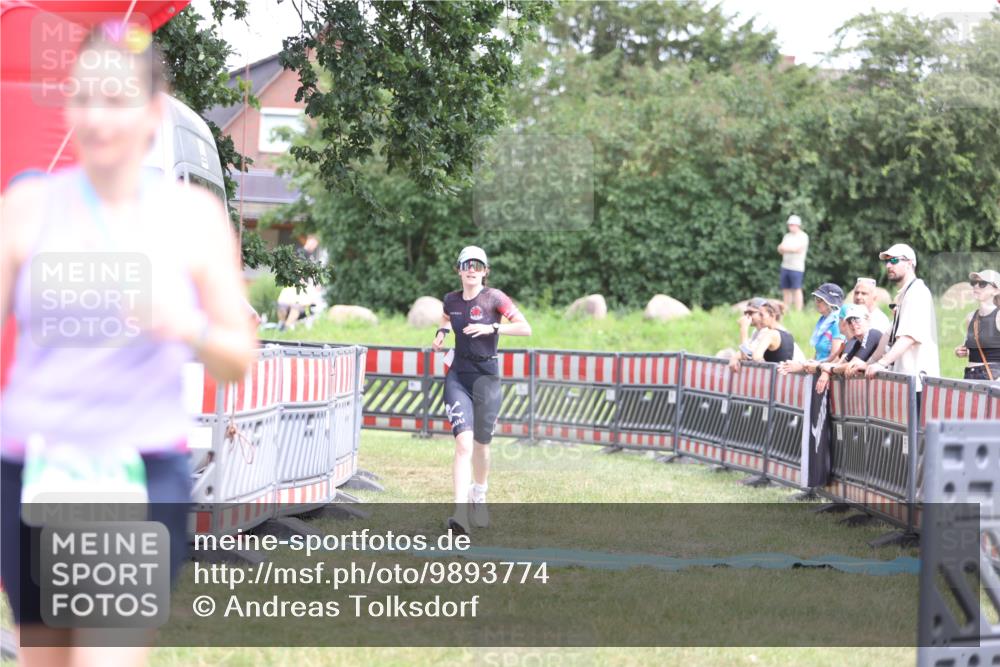 21.06.2026 - 29. Vierlanden-Triathlon Andreas Tolksdorf http://msf.ph/oto/9893774 21.06.2026 14:16:48 Ziel 1111, 1111 meine-sportfotos.de
