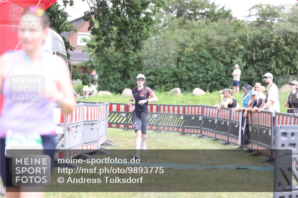 21.06.2026 - 29. Vierlanden-Triathlon Andreas Tolksdorf http://msf.ph/oto/9893775 21.06.2026 14:16:49 Ziel 1111, 1111 meine-sportfotos.de