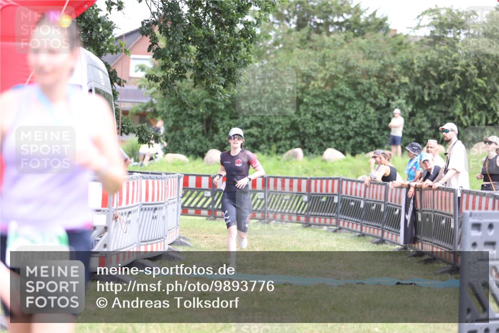 21.06.2026 - 29. Vierlanden-Triathlon Andreas Tolksdorf http://msf.ph/oto/9893776 21.06.2026 14:16:49 Ziel 1111, 1111 meine-sportfotos.de