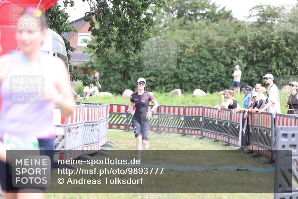 21.06.2026 - 29. Vierlanden-Triathlon Andreas Tolksdorf http://msf.ph/oto/9893777 21.06.2026 14:16:49 Ziel 1111, 1111 meine-sportfotos.de