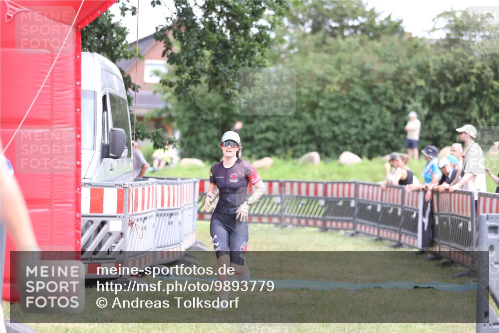 21.06.2026 - 29. Vierlanden-Triathlon Andreas Tolksdorf http://msf.ph/oto/9893779 21.06.2026 14:16:50 Ziel 1111, 1111 meine-sportfotos.de