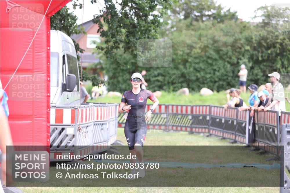 21.06.2026 - 29. Vierlanden-Triathlon Andreas Tolksdorf http://msf.ph/oto/9893780 21.06.2026 14:16:50 Ziel 1111, 1111 meine-sportfotos.de