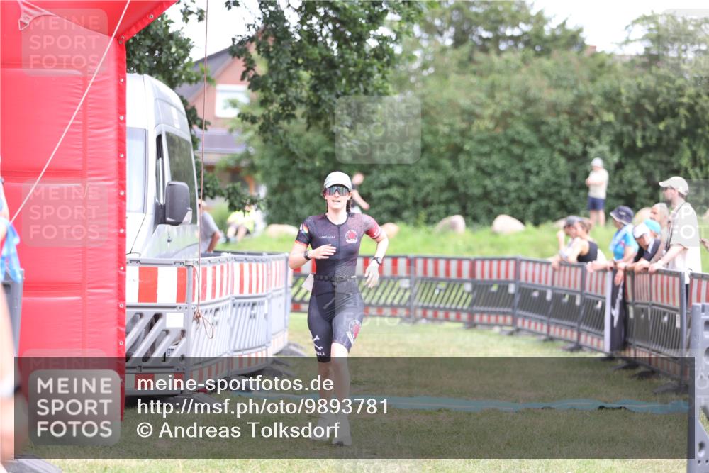 21.06.2026 - 29. Vierlanden-Triathlon Andreas Tolksdorf http://msf.ph/oto/9893781 21.06.2026 14:16:50 Ziel 1111, 1111 meine-sportfotos.de