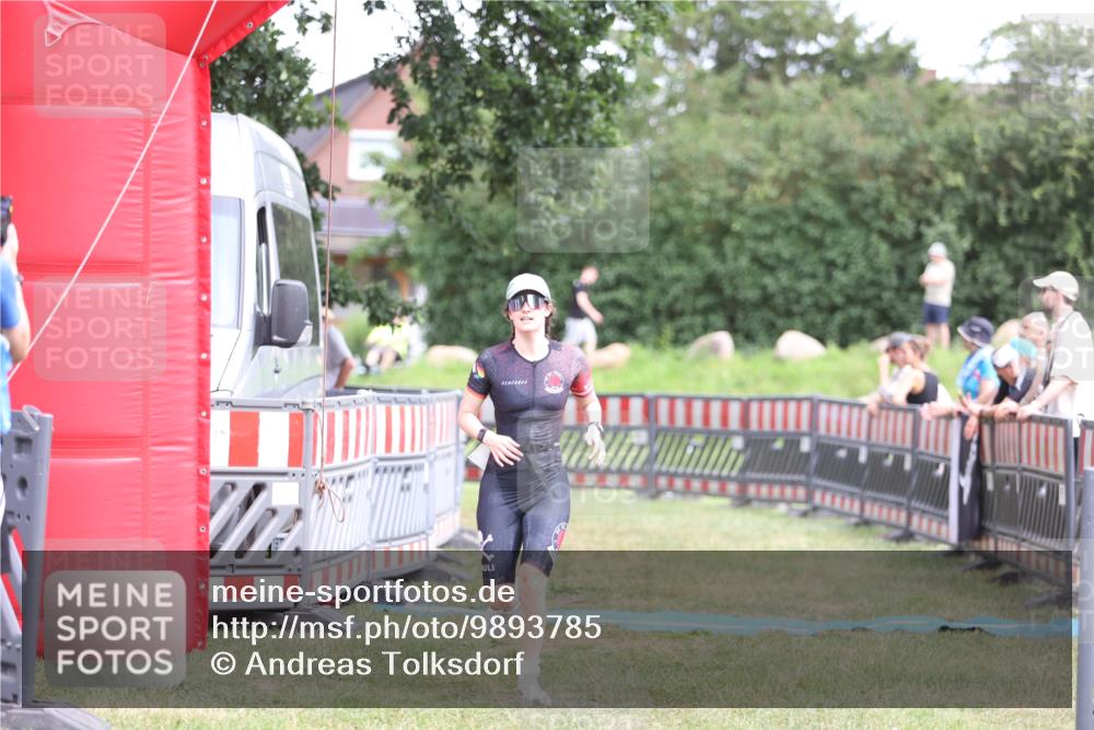 21.06.2026 - 29. Vierlanden-Triathlon Andreas Tolksdorf http://msf.ph/oto/9893785 21.06.2026 14:16:50 Ziel 1111, 1111 meine-sportfotos.de