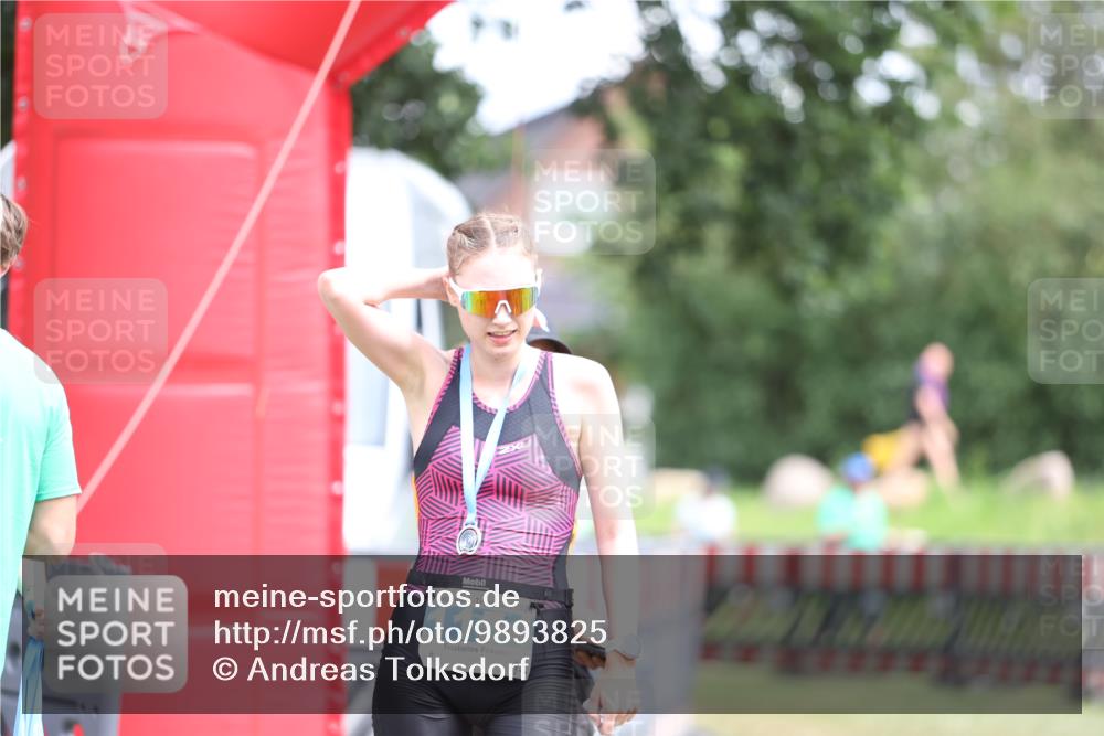 21.06.2026 - 29. Vierlanden-Triathlon Andreas Tolksdorf http://msf.ph/oto/9893825 21.06.2026 14:18:01 Ziel  meine-sportfotos.de